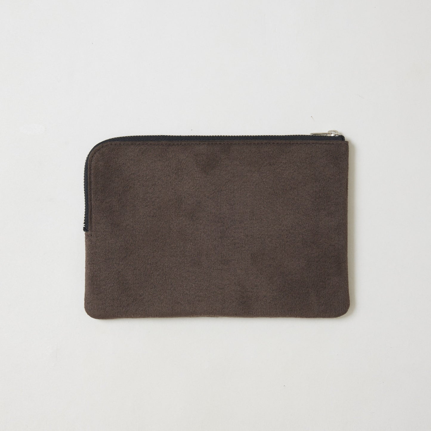 L-shaped zip pouch ミディアム bottle brown