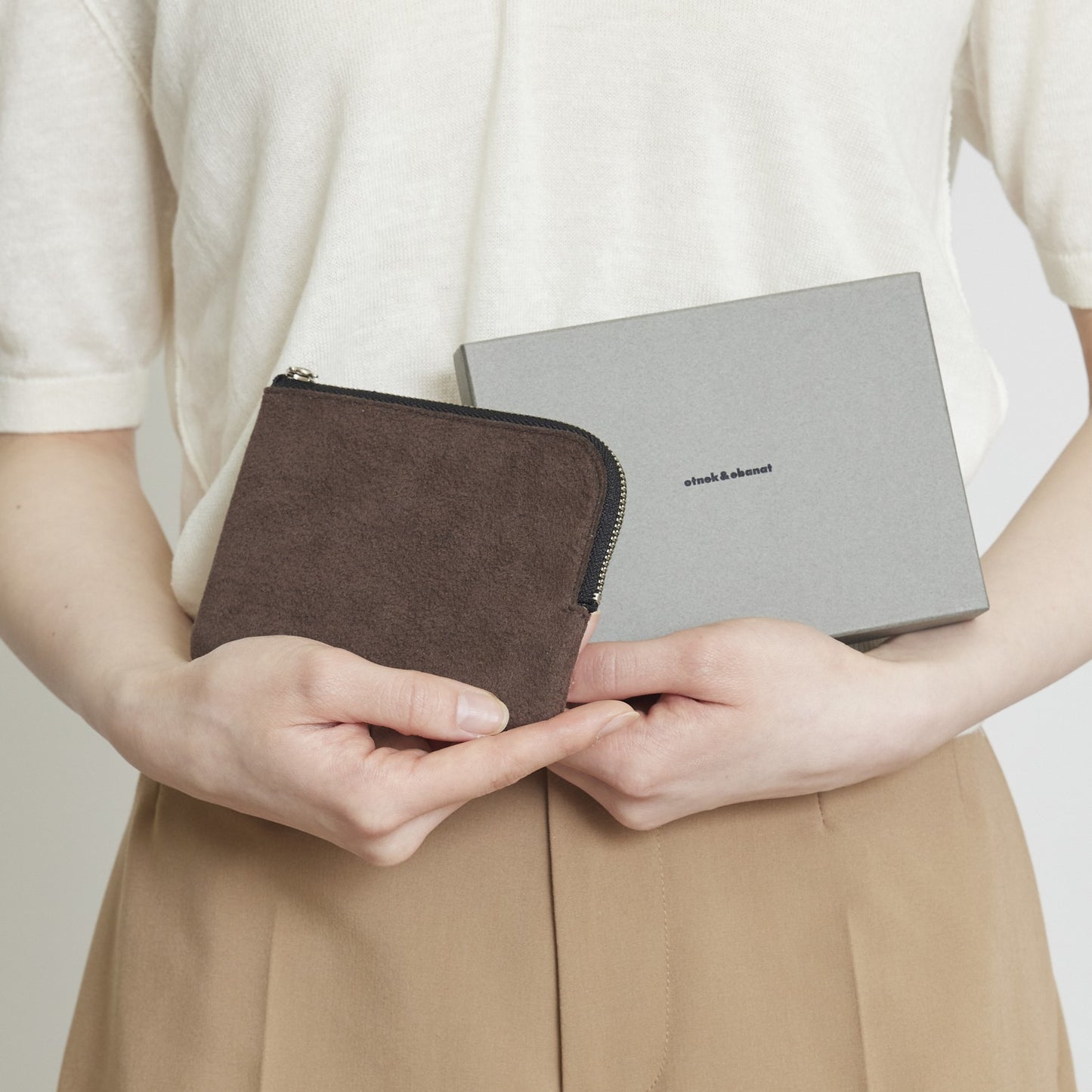 L-shaped zip pouch スモール camel