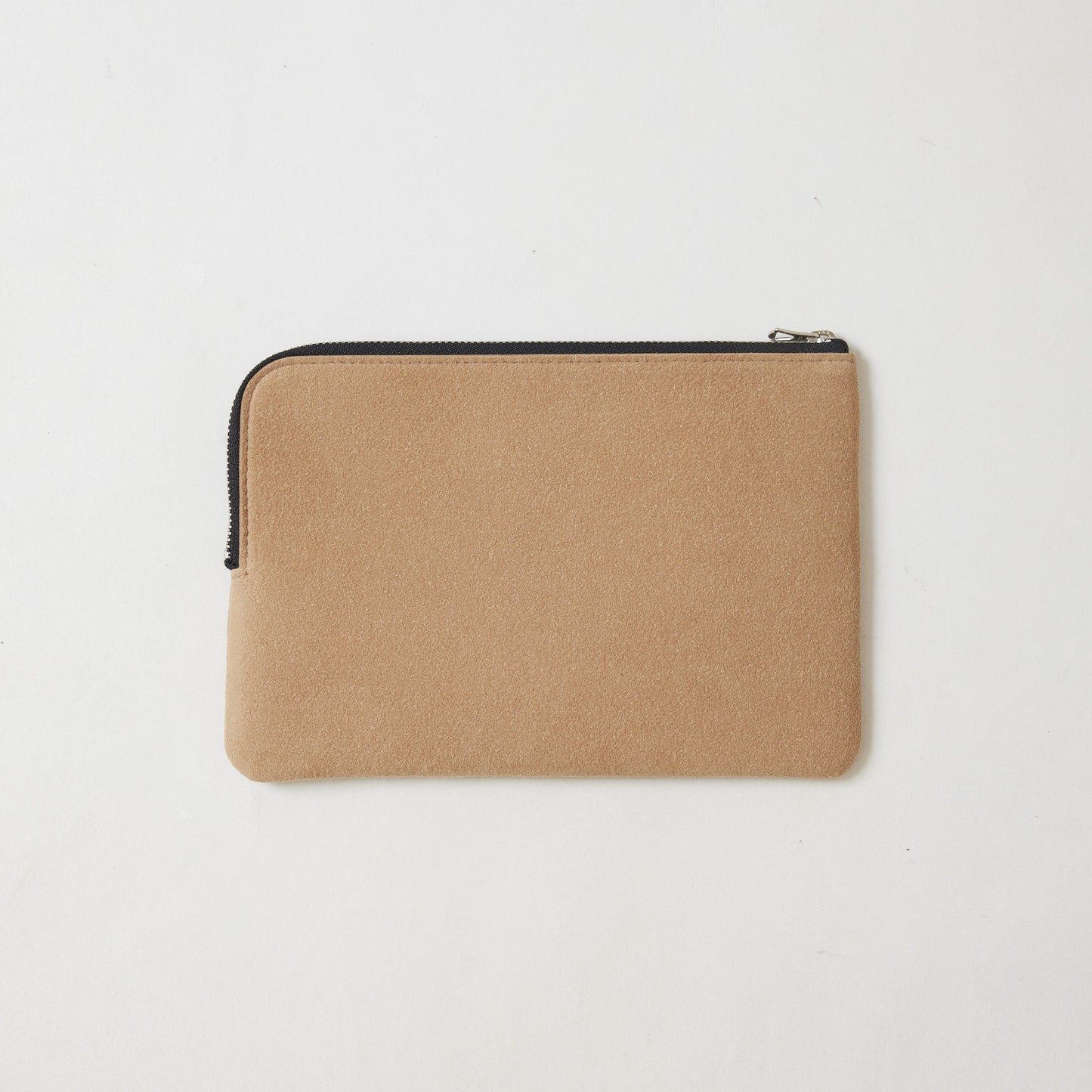 L-shaped zip pouch ミディアム camel