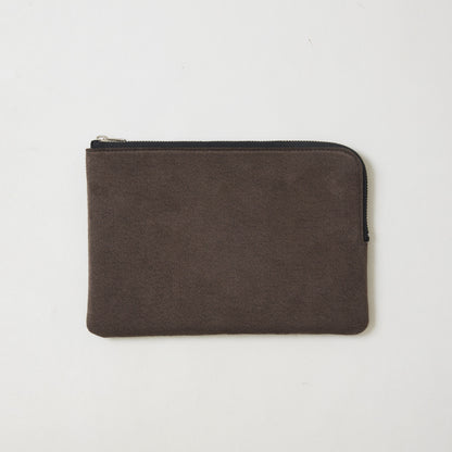 L-shaped zip pouch ミディアム bottle brown