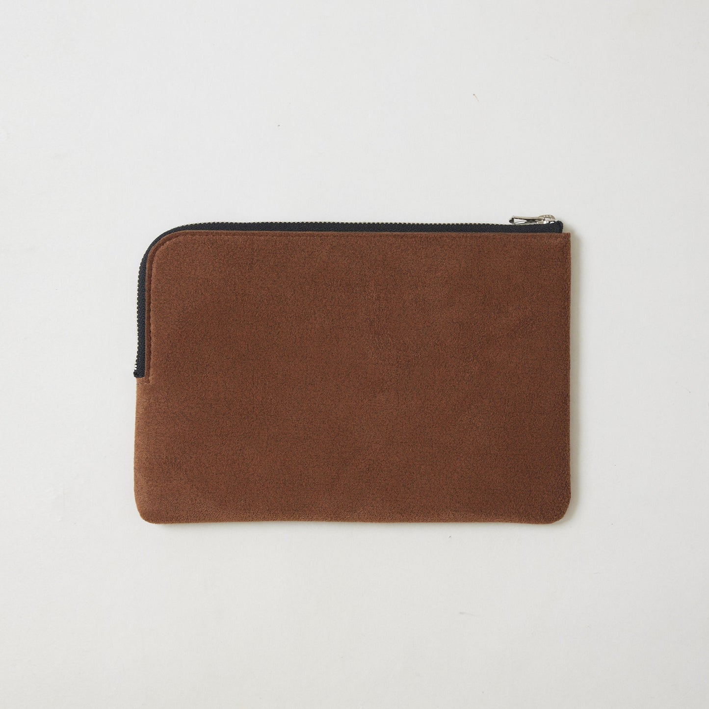 L-shaped zip pouch ミディアム almond
