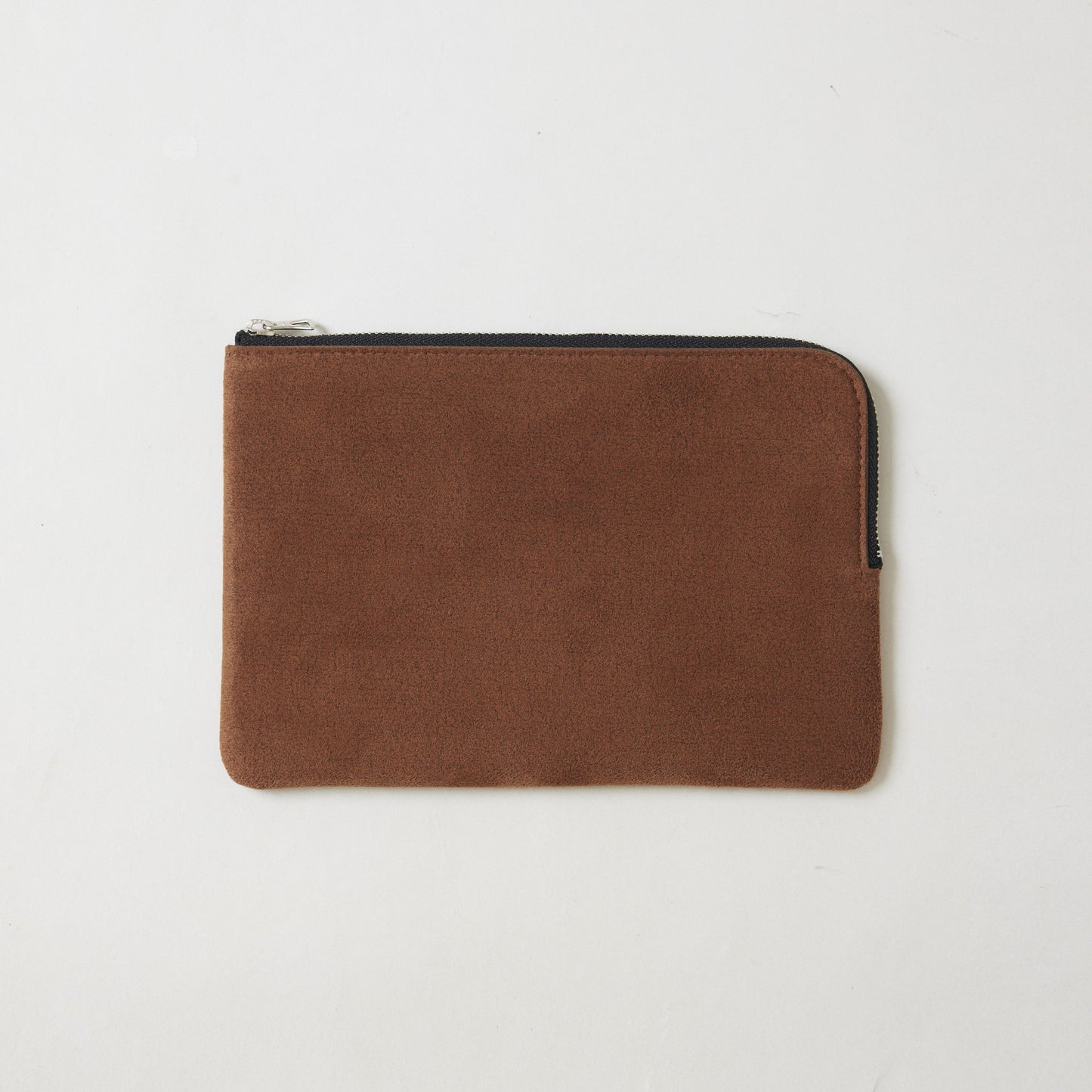 L-shaped zip pouch ミディアム almond