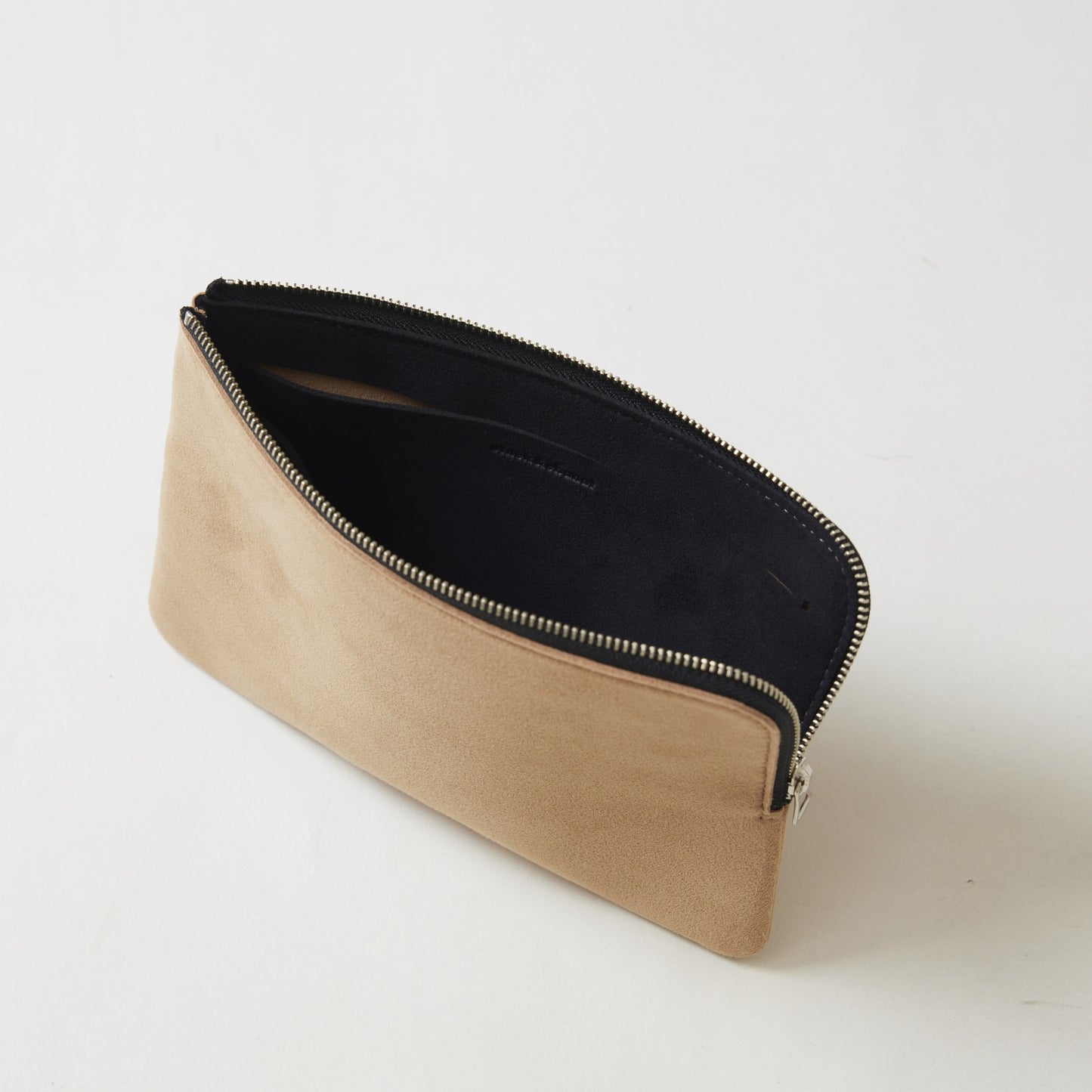 L-shaped zip pouch ミディアム camel