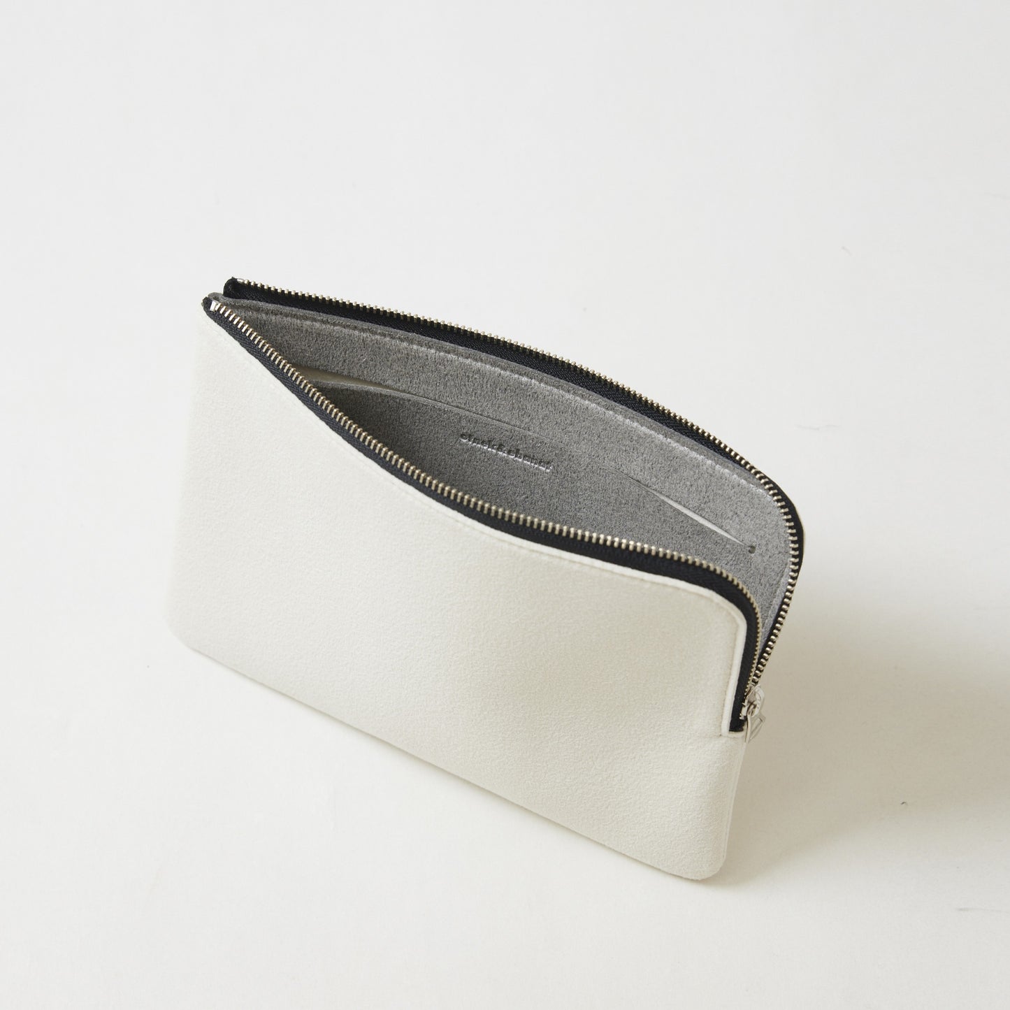L-shaped zip pouch ミディアム off white