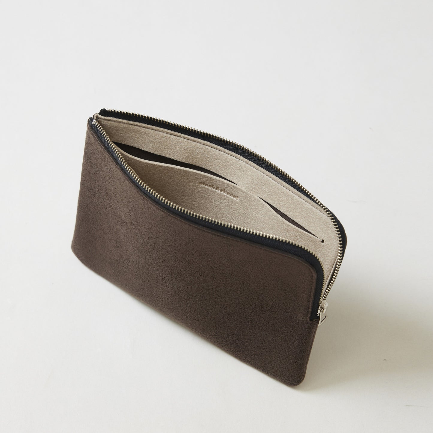 L-shaped zip pouch ミディアム bottle brown