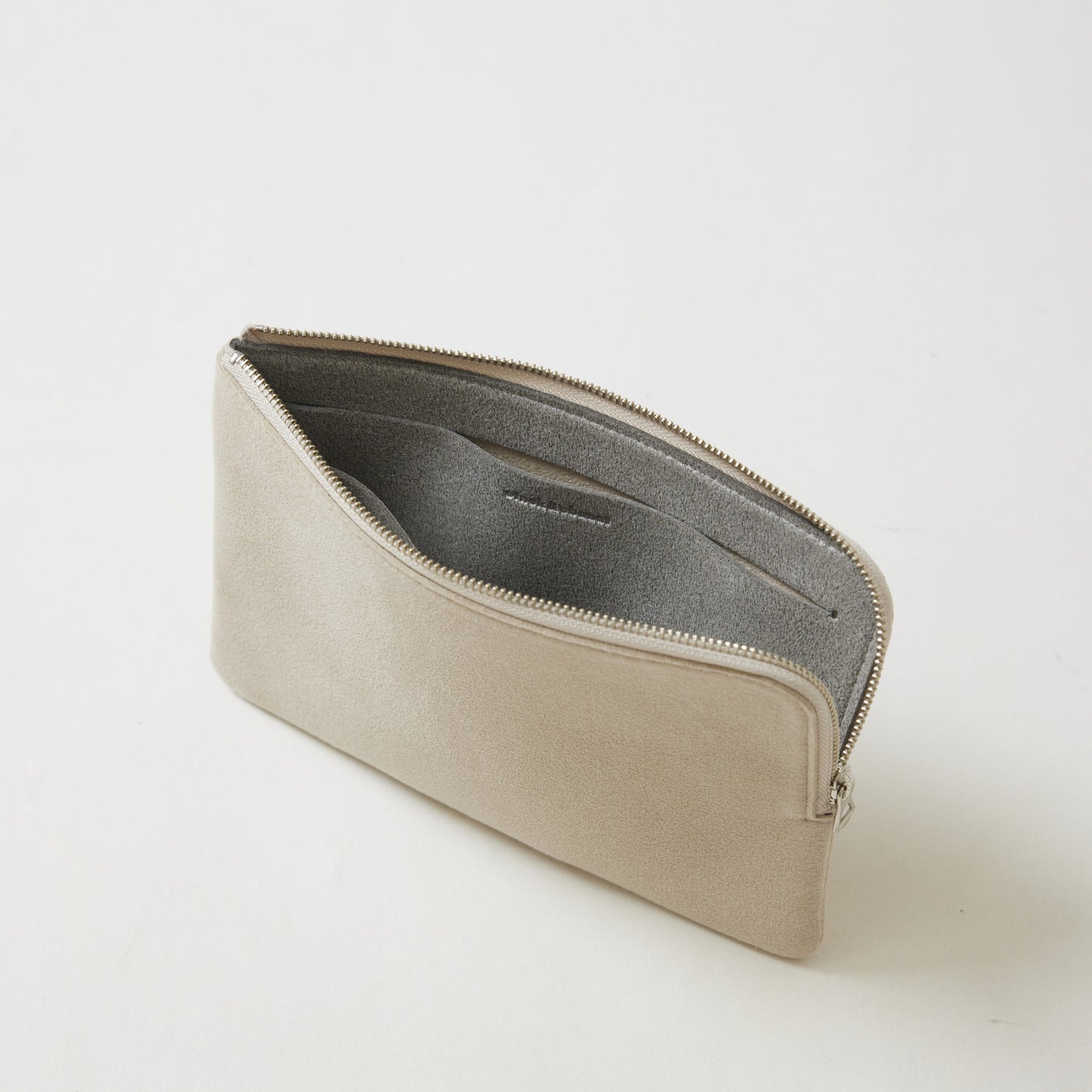 L-shaped zip pouch ミディアム Beige