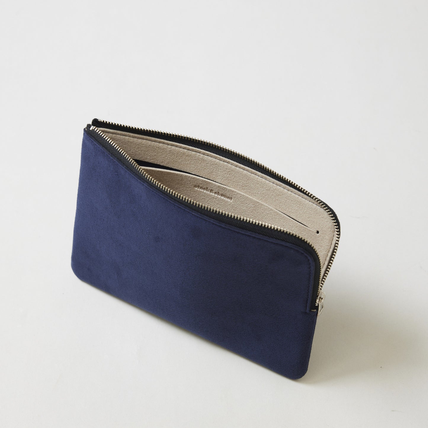 L-shaped zip pouch ミディアム navy