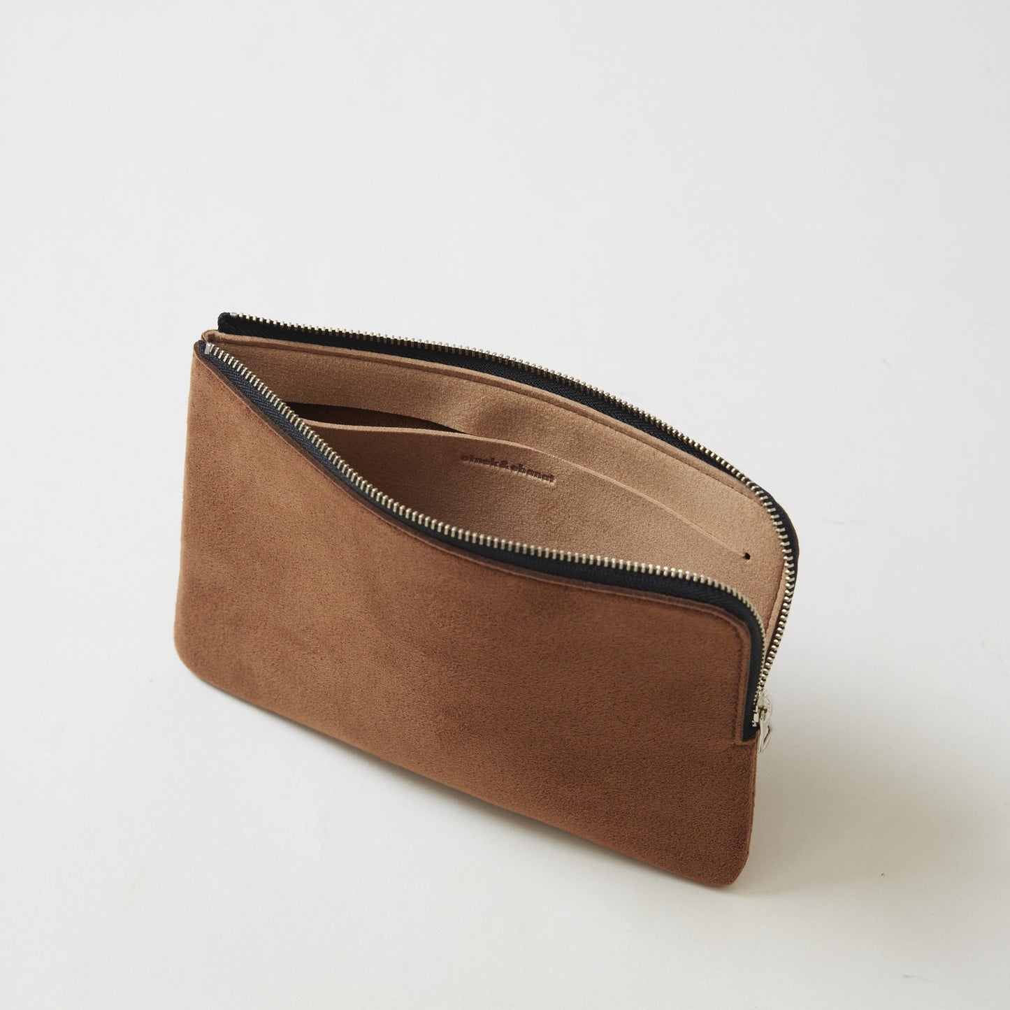 L-shaped zip pouch ミディアム almond