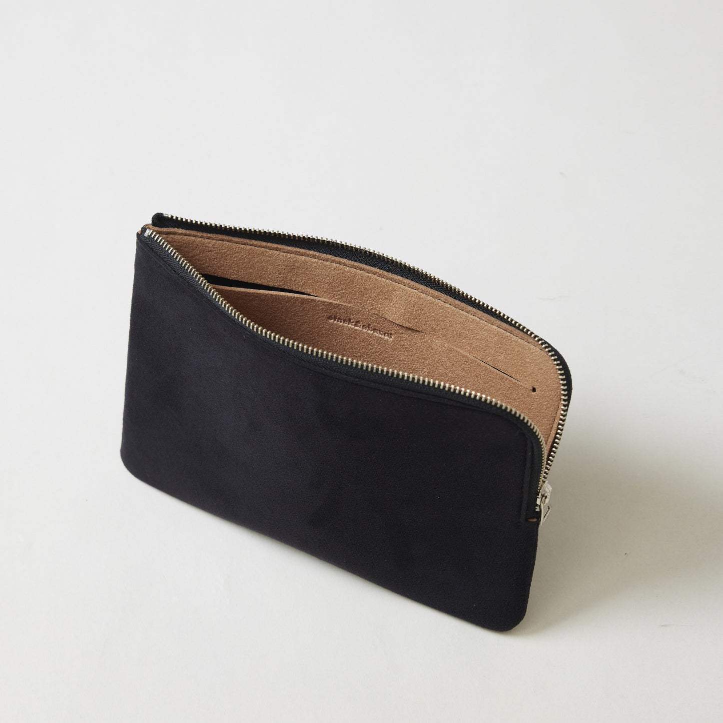 L-shaped zip pouch ミディアム Black