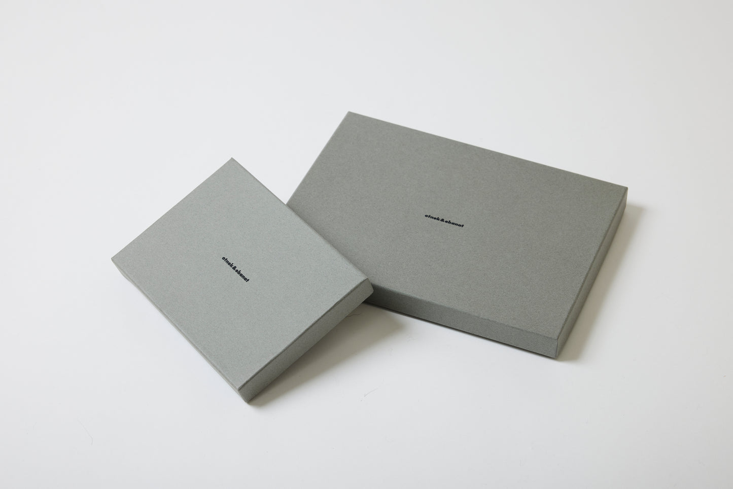 L-shaped zip pouch ミディアム almond