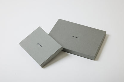 L-shaped zip pouch ミディアム almond