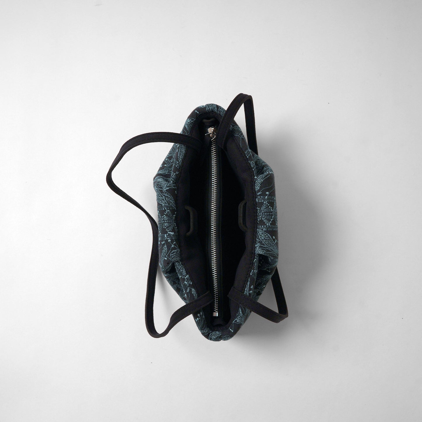 SUNA スモール Flower Embroidery black × blue