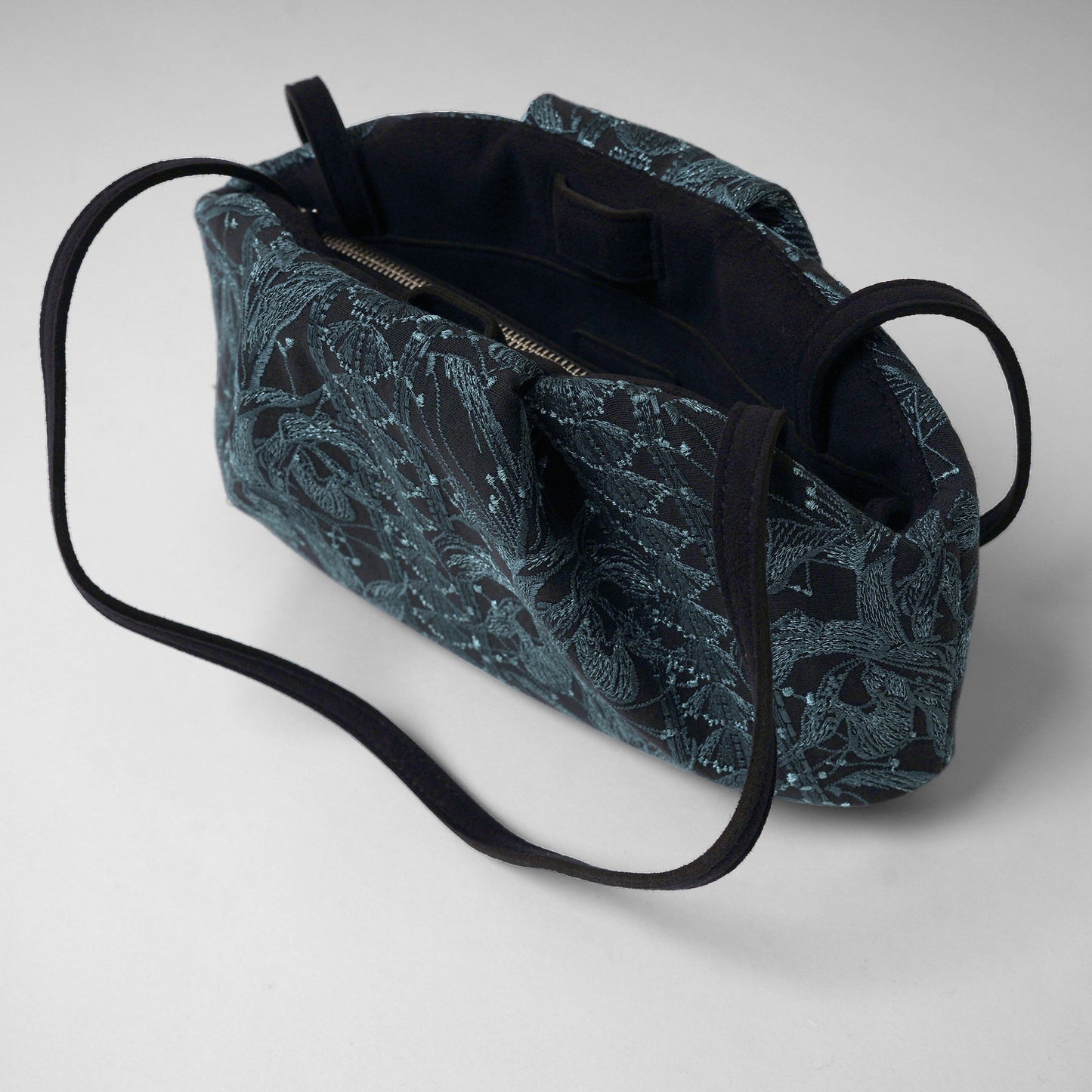 SUNA スモール Flower Embroidery black × blue