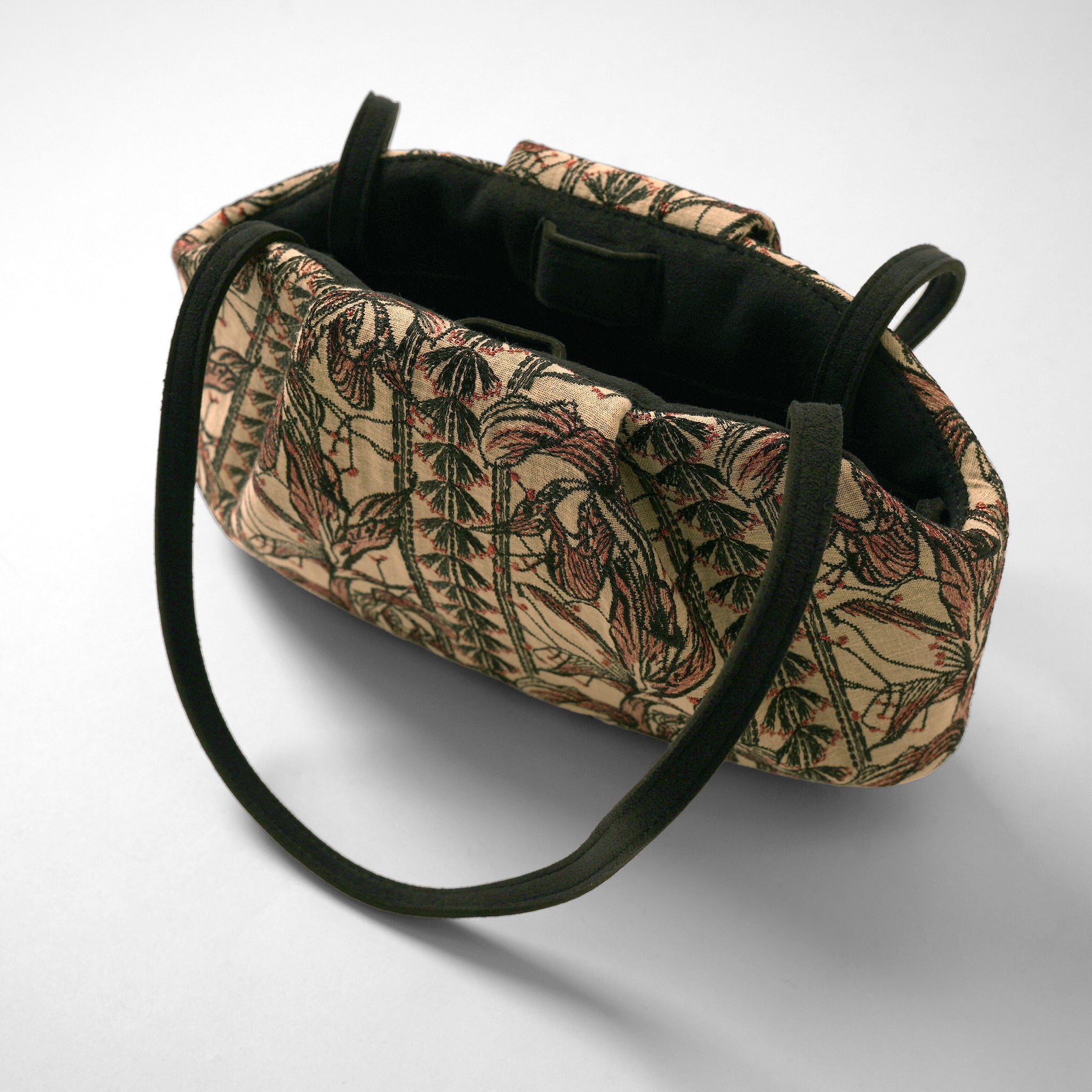 SUNA スモール Flower Embroidery camel × black