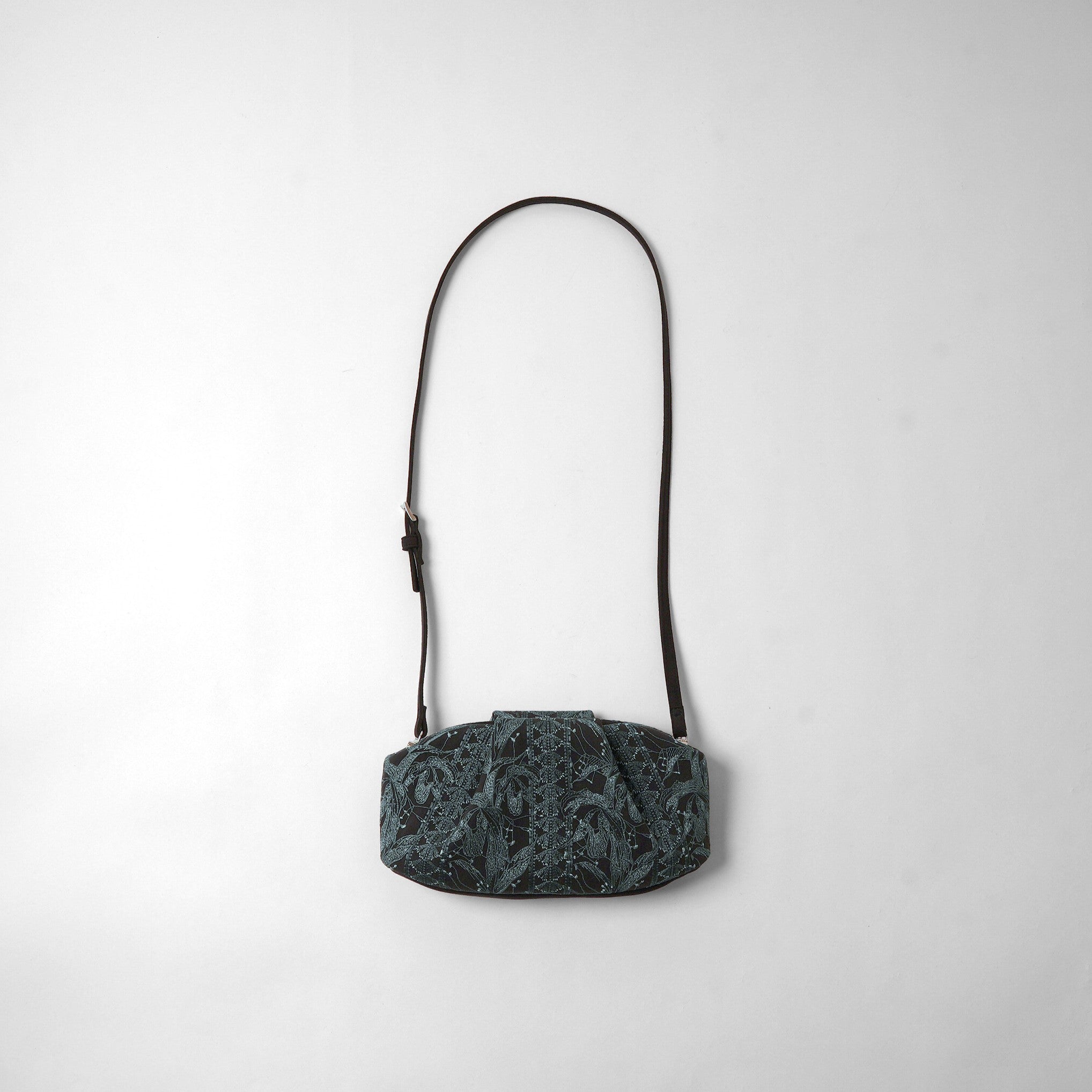 SUNA スモール Flower Embroidery black × blue